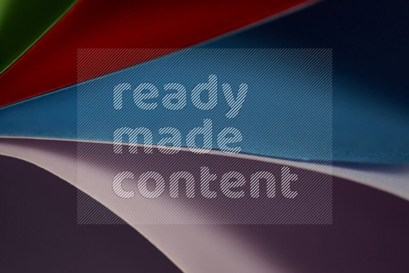 فن تجريدي يعرض المنحنيات المرتبة للأوراق الملونة