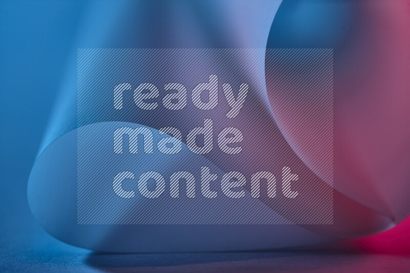 فن تجريدي يعرض منحنيات وتدرجات اللون الأزرق والوردي مكونه بضوء ملون