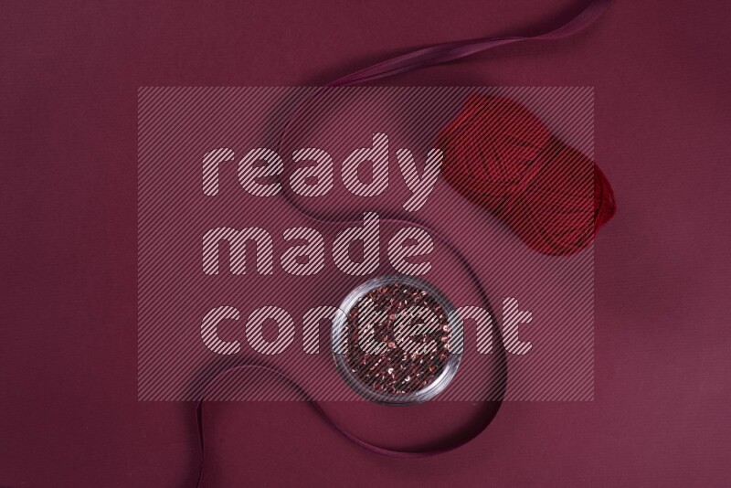 مجموعة من أدوات الخياطة والتفصيل حمراء اللون على خلفية حمراء