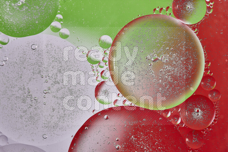 لقطات مقربة لفقاعات من الزيت على سطح الماء باللون الأحمر والأخضر والأبيض