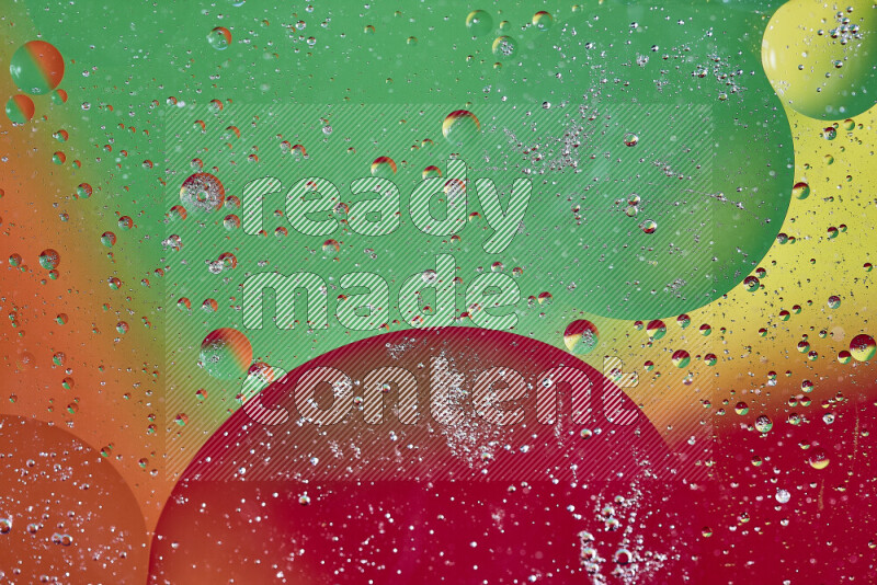 لقطات مقربة لفقاعات من الزيت على سطح الماء بألوان متنوعة