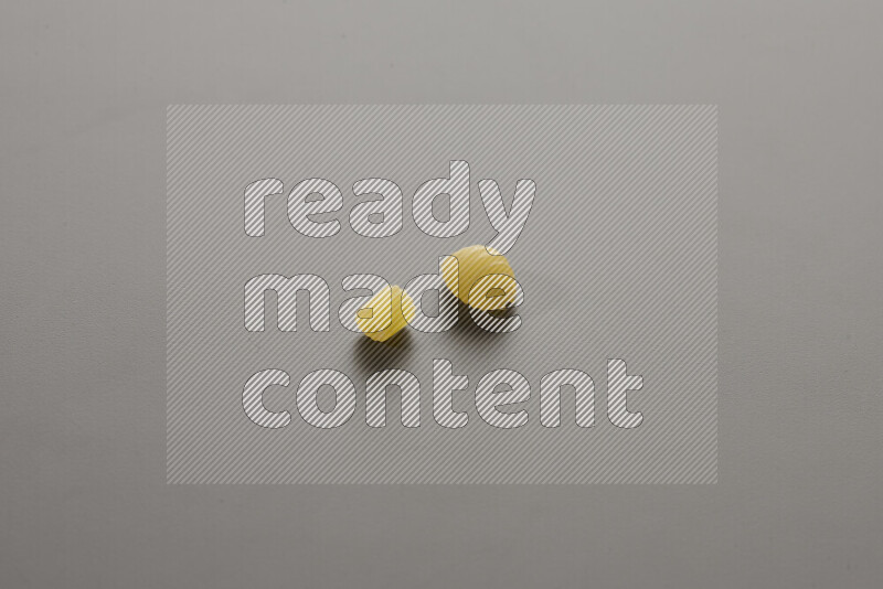 معكرونة مرمرية مع أنواع أخري من المعكرونة علي خلفية رمادية