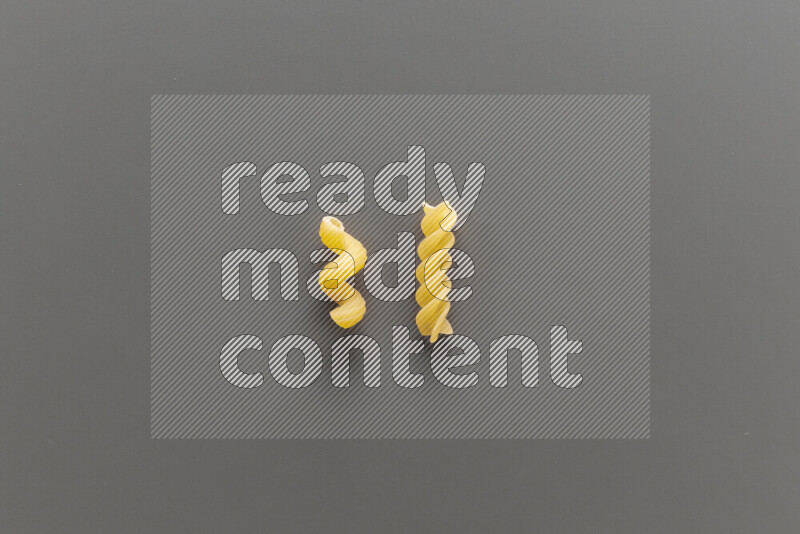 معكرونة تويست مع أنواع أخري من المعكرونة علي خلفية رمادية