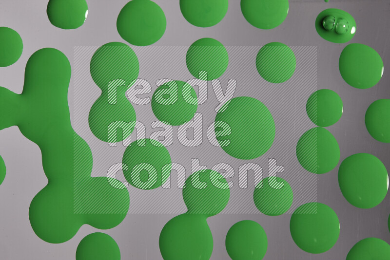 لقطات مقربة لقطرات من اللون الأخضر على الخلفية