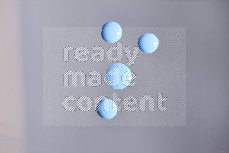 لقطات مقربة لقطرات من اللون الأزرق على الخلفية