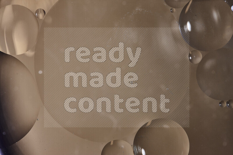 لقطات مقربة لفقاعات من الزيت على سطح الماء باللون البني