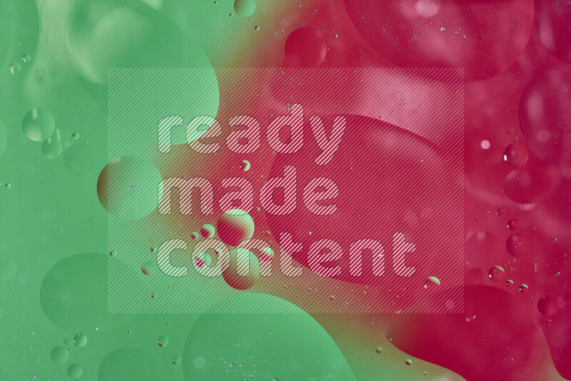 لقطات مقربة لفقاعات من الزيت على سطح الماء باللون الأخضر والأحمر