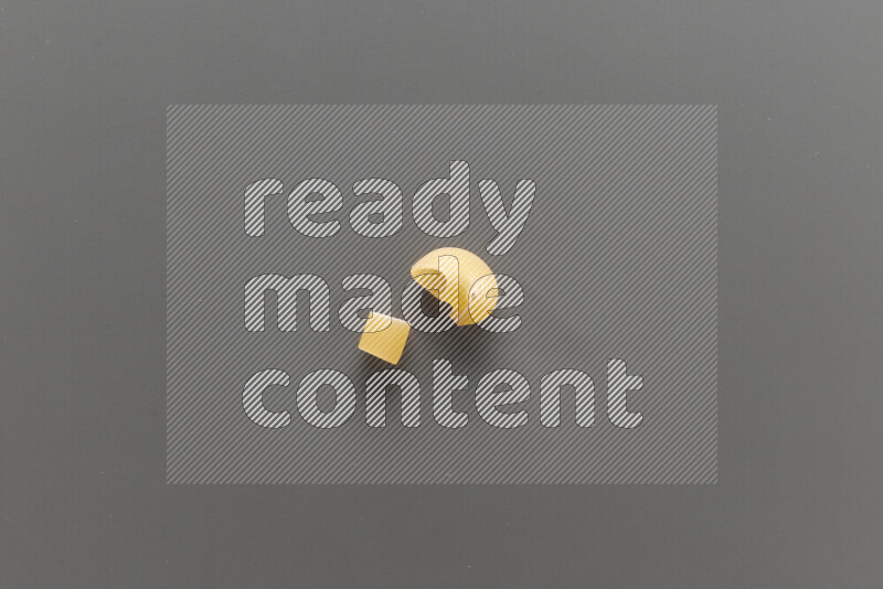 معكرونة خواتم مع أنواع أخري من المعكرونة علي خلفية رمادية