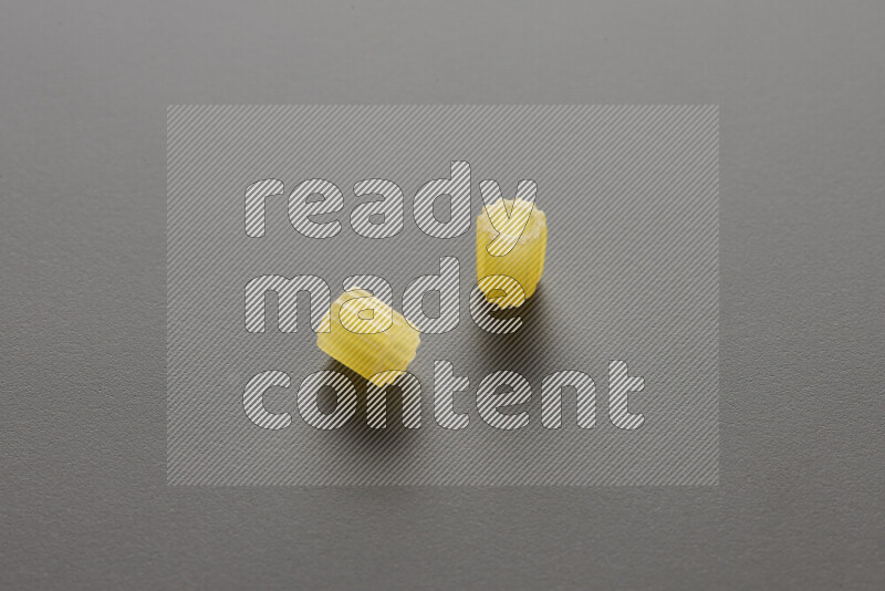 معكرونة مرمرية علي خلفية رمادية