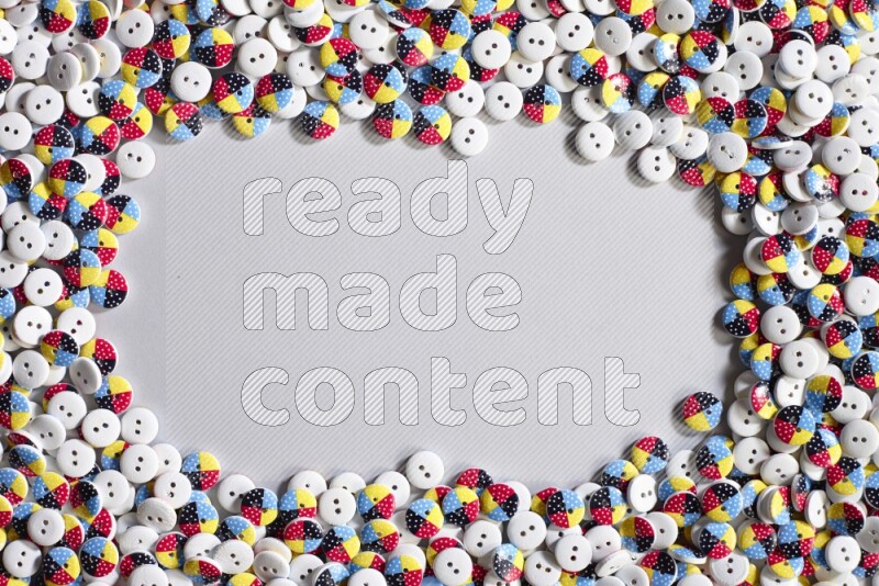 أزرار متعددة اﻷلوان موضوعة علي خلفية رمادية