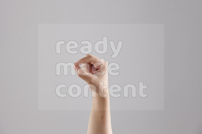 امرأة تشير بيديها بلغة الإشارات المختلفة