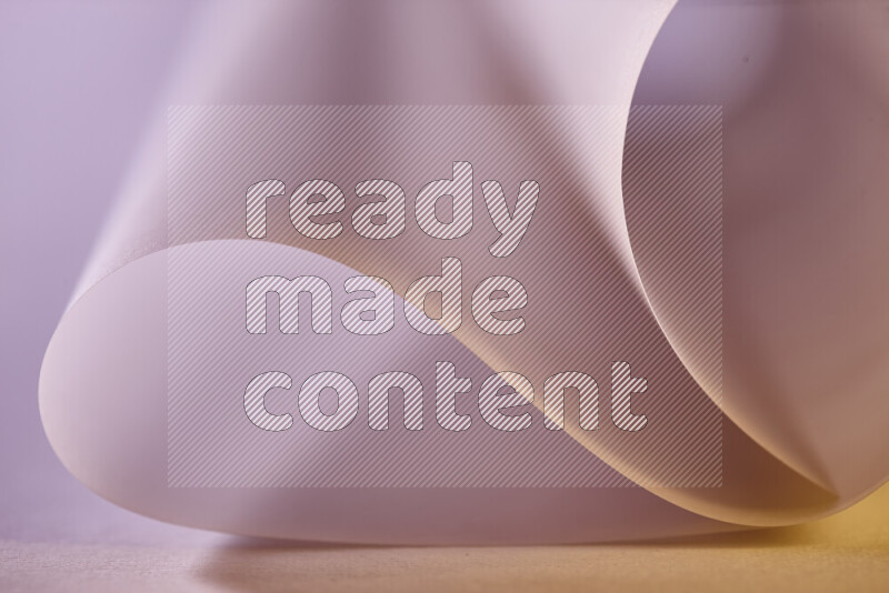 فن تجريدي يعرض منحنيات وتدرجات اللون الذهبي مكونه بضوء ملون