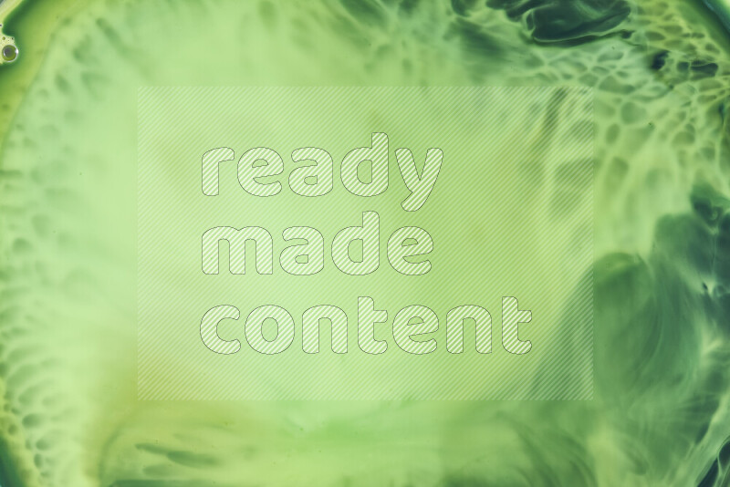 لقطة مقربة لأنماط دوامية بتدرجات اللون الأخضر