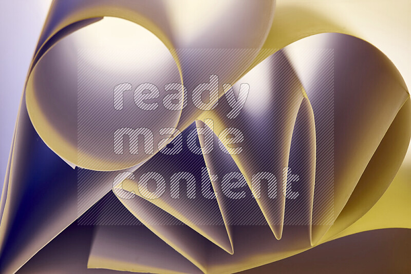 عرض فني لطيات الورق تخلق مزيج من الأشكال الهندسية، مضاءة بإضاءة ناعمة بدرجات دافئة