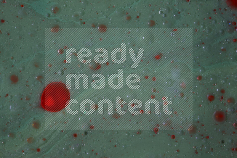 تلتقط الصورة تناثرا للطلاء الأحمر علي خلفية خضراء