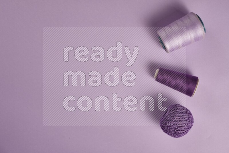 مجموعة من أدوات الخياطة والتفصيل أرجوانية اللون على خلفية أرجوانية