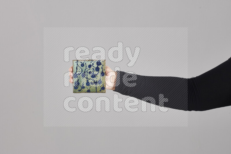 امرأة ترتدي عباءة سوداء تحمل أدوات فخارية مختلفة في أوضاع متعددة