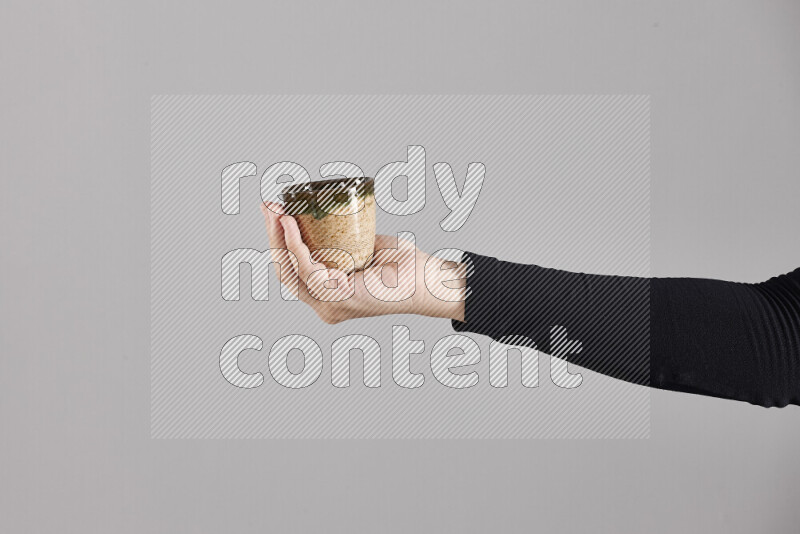 امرأة ترتدي عباءة سوداء تحمل أدوات فخارية مختلفة في أوضاع متعددة