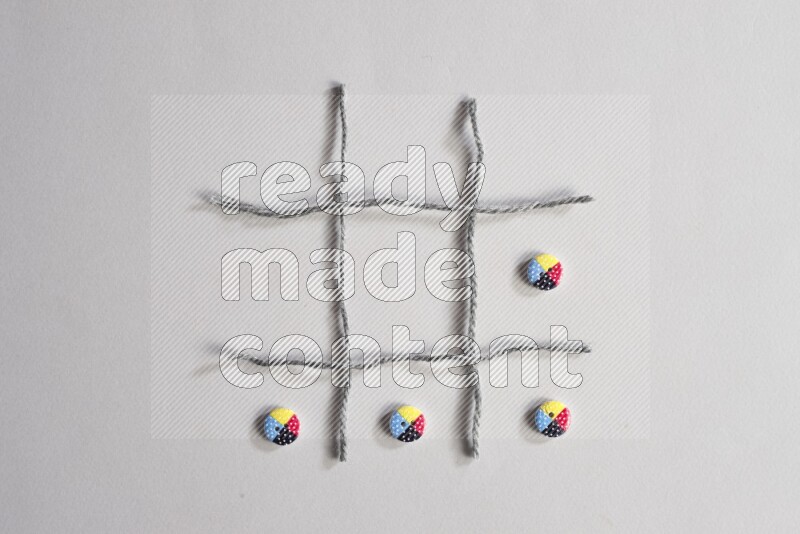 أزرار متعددة اﻷلوان موضوعة علي خلفية رمادية