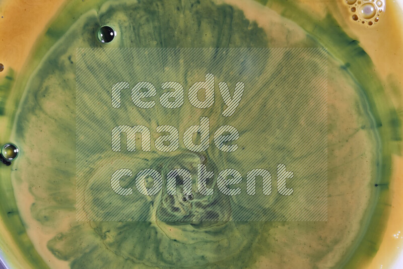 لقطة مقربة لأنماط دوامية باللون البرتقالي والأخضر