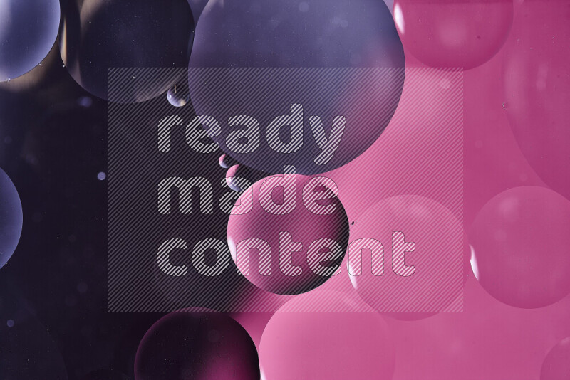 لقطات مقربة لفقاعات من الزيت على سطح الماء باللون الأسود والوردي