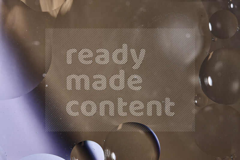 لقطات مقربة لفقاعات من الزيت على سطح الماء باللون الأبيض والبني