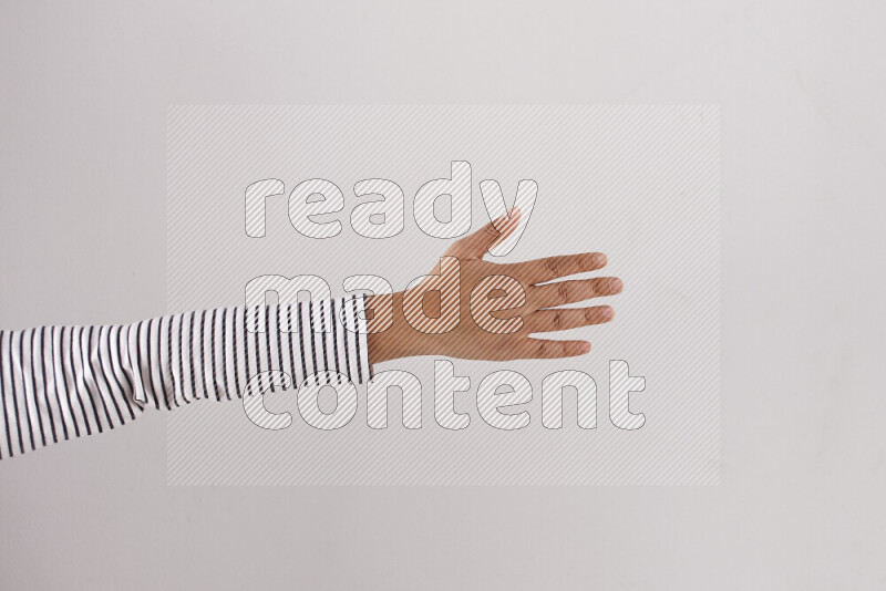 امرأة تشير بيديها بلغة الإشارات المختلفة