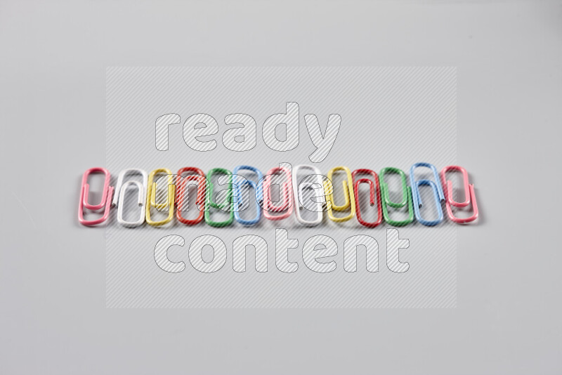 مشابك ورق ملونة على خلفية رمادية