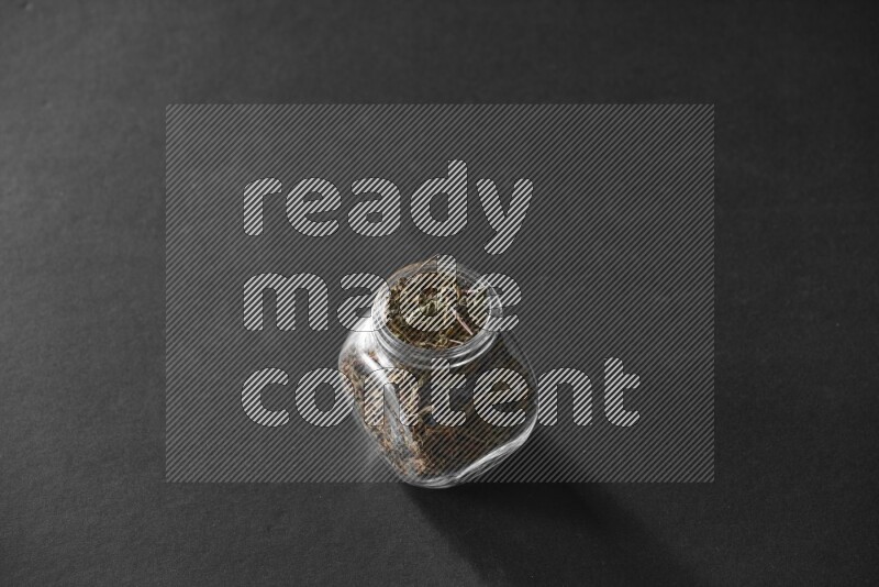 ريحان في وعاء زجاجي علي خلفية سوداء