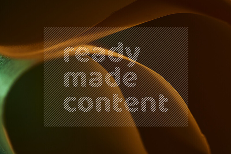 فن تجريدي يعرض منحنيات وتدرجات اللون الأخضر والبرتقالي مكونه بضوء ملون