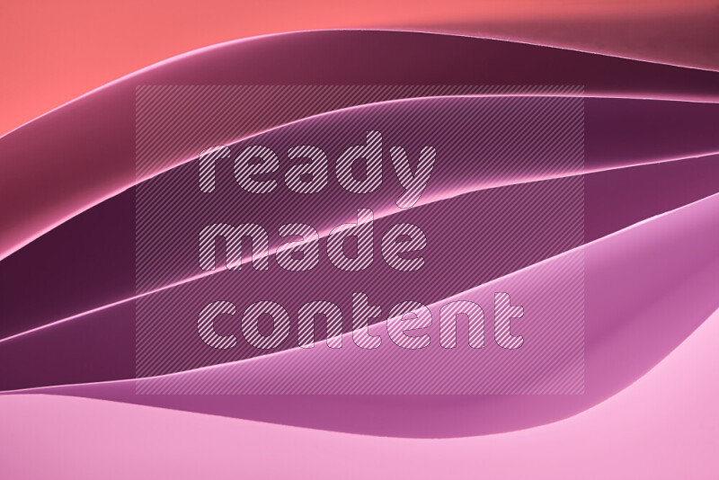 هذه الصورة تعرض تكوين فن الورق التجريدي مع منحنيات ورقية بتدرجات لونية دافئة مختلفة المكونه بواسطة الضوء الملون