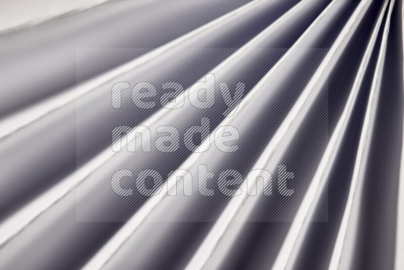 صورة تقدم نمط تجريدي ورقي من الخطوط المائلة بدرجات اللون الرمادي