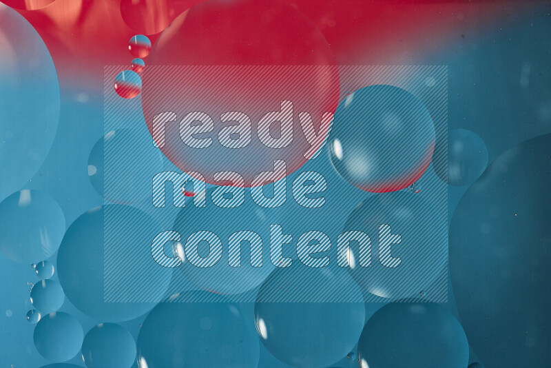 لقطات مقربة لفقاعات من الزيت على سطح الماء باللون الأزرق والوردي