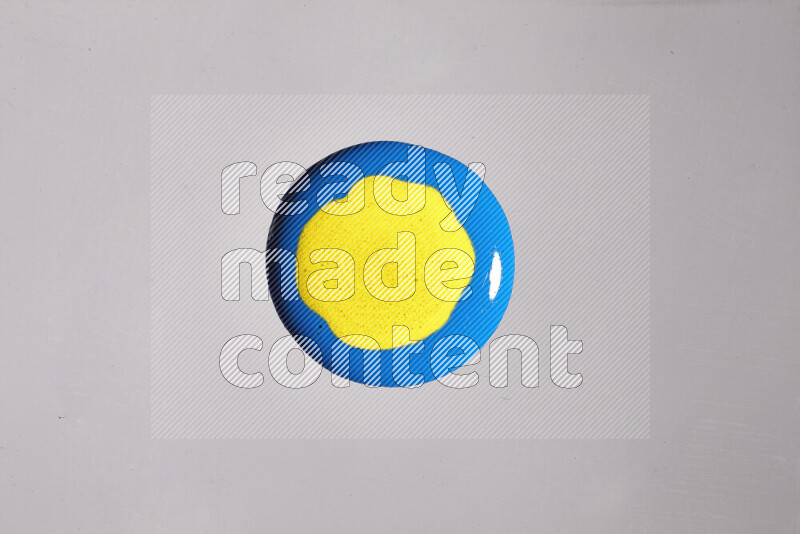 لقطات مقربة لألوان متنوعة تمتزج على خلفية رمادية