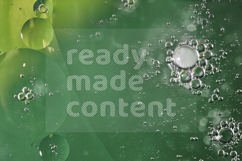 لقطات مقربة لفقاعات من الزيت على سطح الماء باللون الأخضر