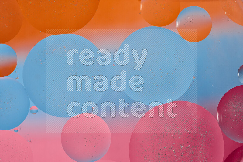 لقطات مقربة لفقاعات من الزيت على سطح الماء باللون الأزرق والبرتقالي والوردي