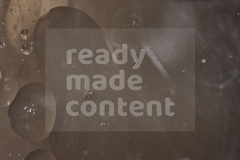 لقطات مقربة لفقاعات من الزيت على سطح الماء باللون البني