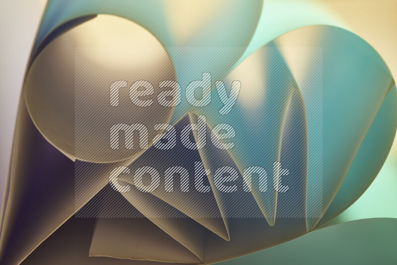 عرض فني لطيات الورق تخلق مزيج من الأشكال الهندسية، مضاءة بإضاءة ناعمة بدرجات اللون الأخضر والالوان الدافئة