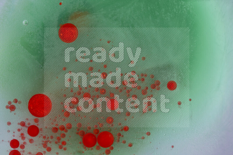 تلتقط الصورة تناثرا للطلاء الأحمر علي خلفية خضراء