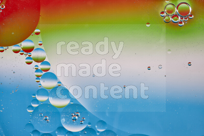 لقطات مقربة لفقاعات من الزيت على سطح الماء بألوان متنوعة