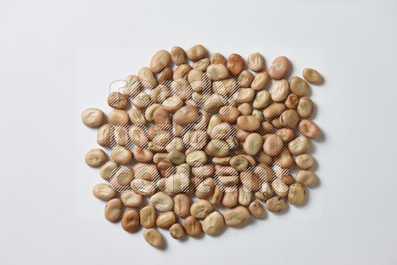 حبوب الفول علي خلفية بيضاء