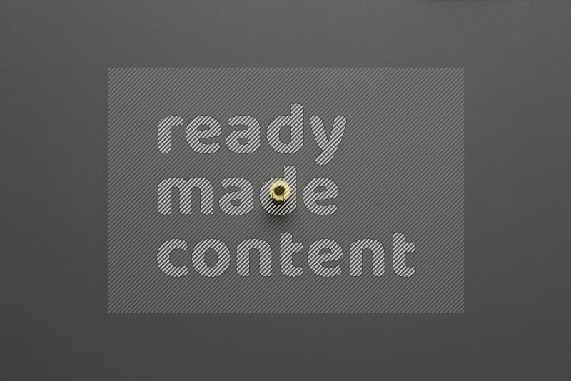 معكرونة مرمرية علي خلفية رمادية