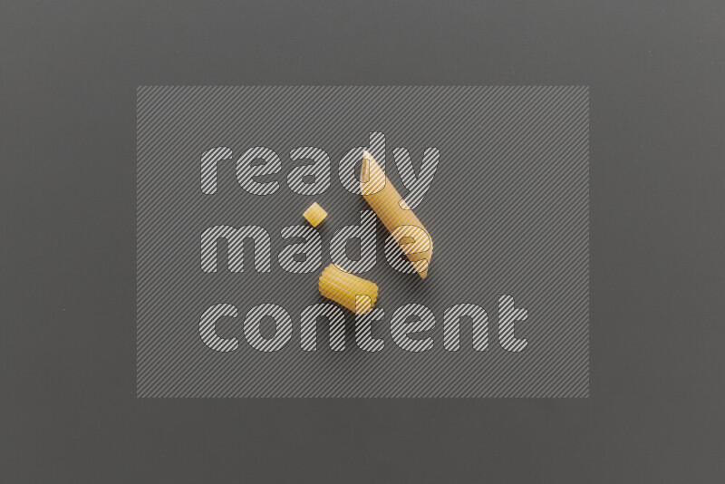 أنواع مختلفة من المعكرونة علي خلفية رمادية