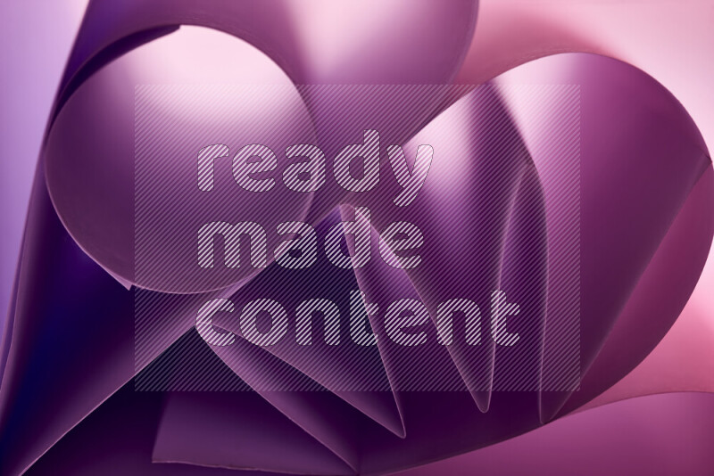 عرض فني لطيات الورق تخلق مزيج من الأشكال الهندسية، مضاءة بإضاءة ناعمة بدرجات اللون الارجواني