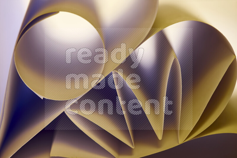 عرض فني لطيات الورق تخلق مزيج من الأشكال الهندسية، مضاءة بإضاءة ناعمة بدرجات دافئة