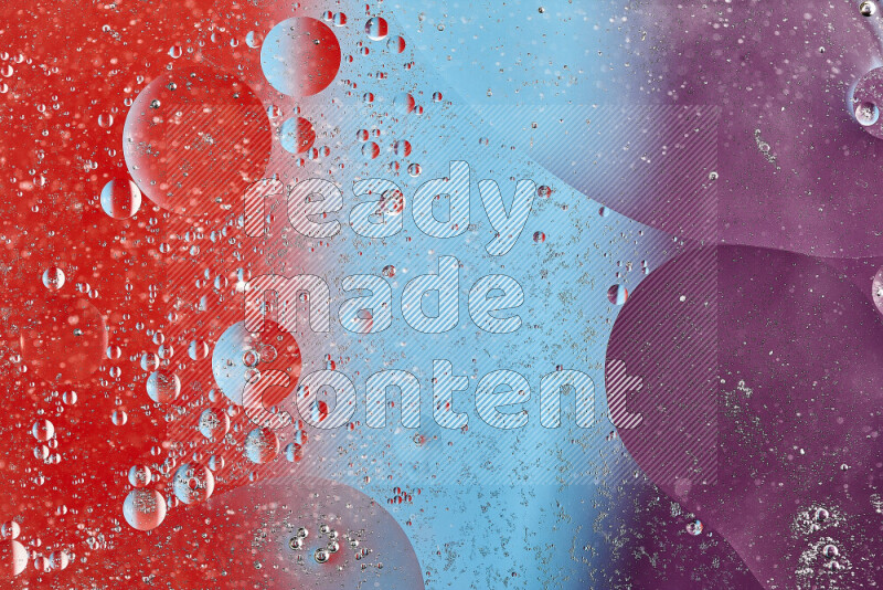 لقطات مقربة لفقاعات من الزيت على سطح الماء باللون الأزرق والأحمر والأرجواني