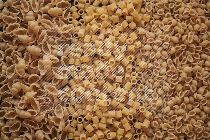 3 انواع معكرونة علي الخلفية كاملة