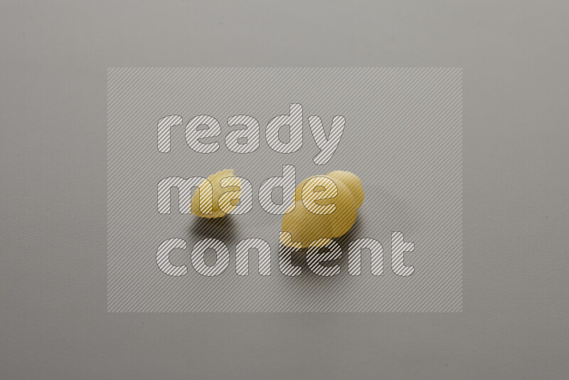 معكرونة ودعة في وعاء فخاري علي خلفية رمادية