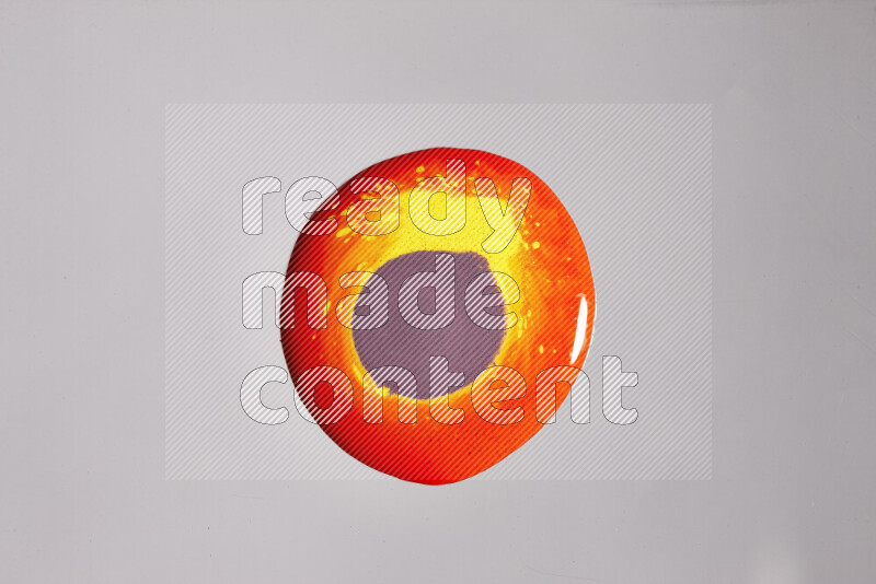 لقطات مقربة لألوان متنوعة تمتزج على خلفية رمادية