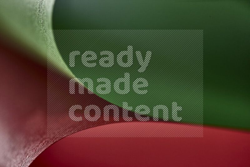 فن تجريدي يعرض المنحنيات المرتبة للأوراق باللون الأحمر والأخضر